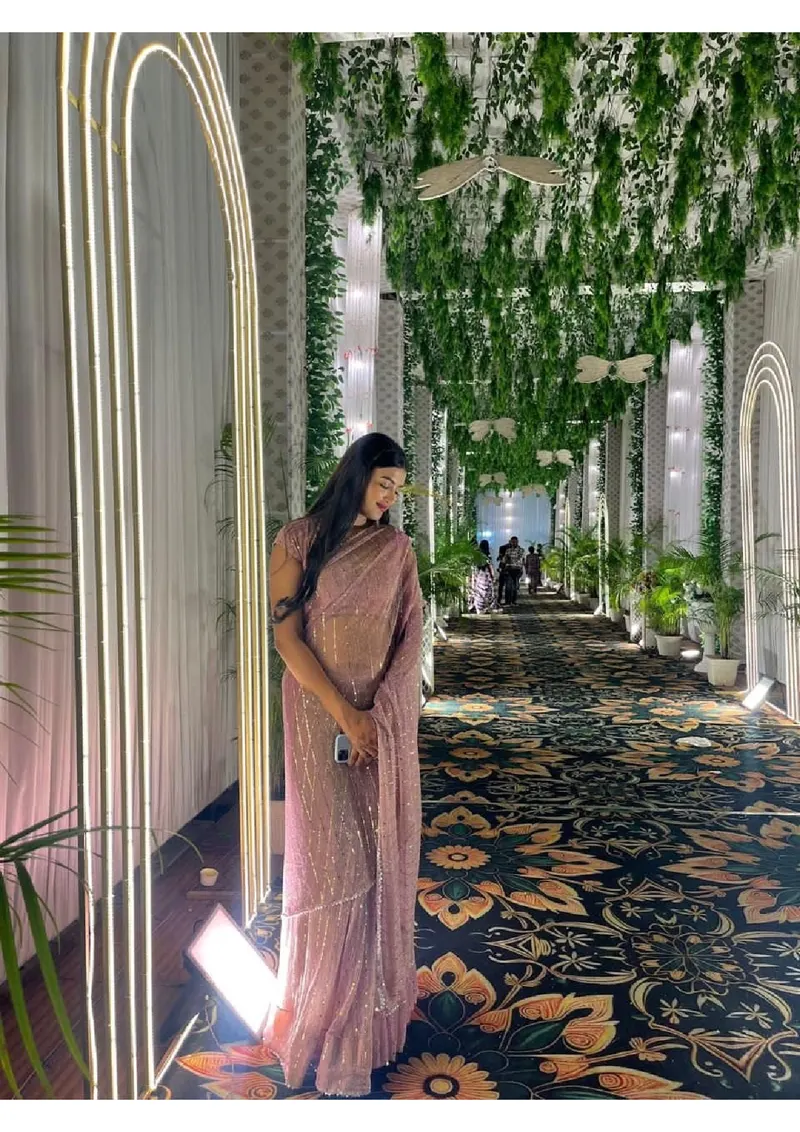 Nia  ji .. — Housewife