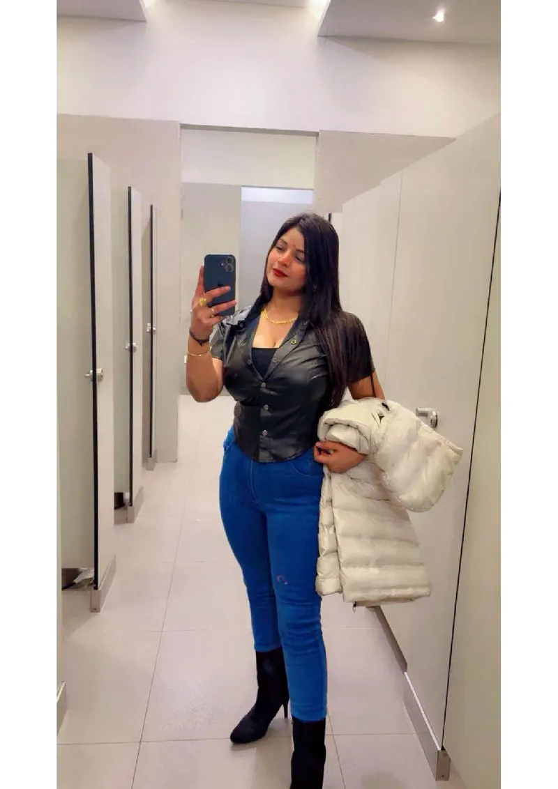 Book yashi top for Hotel & Private Visits Book yashi top escort Bangalore hotel